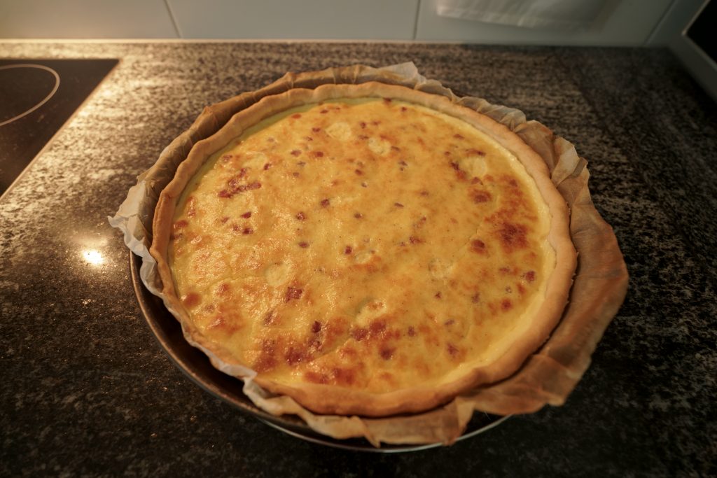 Die gebackene Quiche in einer runden Backform