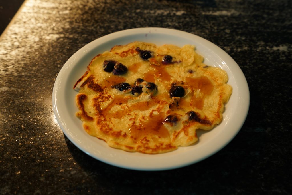 Heidelbeer Pfannkuchen auf einem weissen Teller
